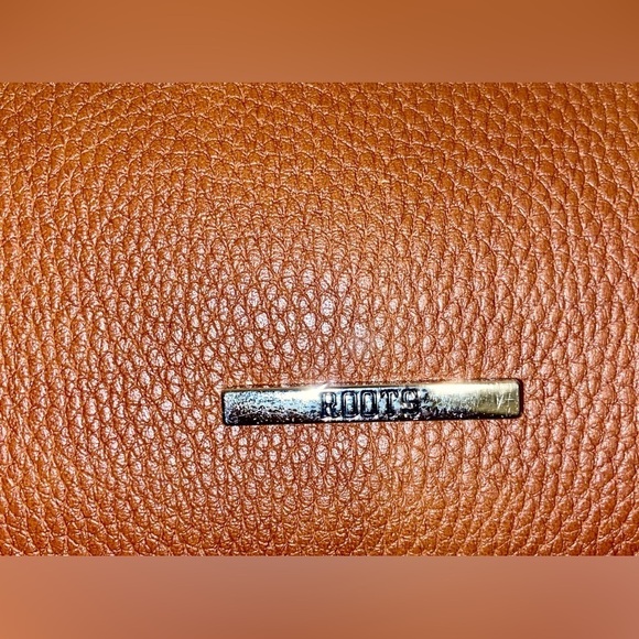 Women’s ROOTS cognac brown thin strap shoulder Bag - Picture 4 of 15